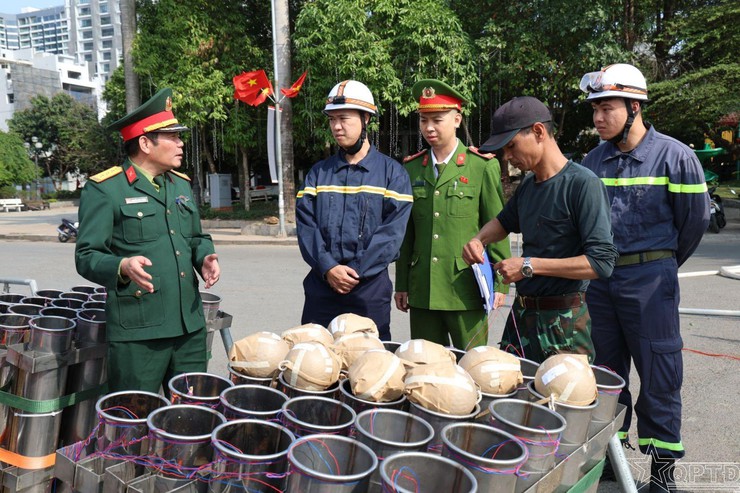 Lãnh đạo Bộ Tư lệnh Thủ đô kiểm tra, động viên lực lượng làm nhiệm vụ tại trận địa pháo hoa số 5, phường Tây Hồ- Ảnh 6.