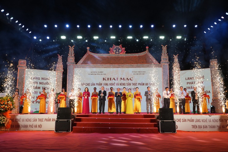 Chuyên Mỹ: Ứng dụng chuyển đổi số, đưa sản phẩm làng nghề vươn xa- Ảnh 1.