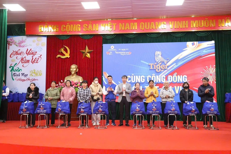 Xã Hồng Vân nhiều hoạt động chăm lo, hỗ trợ, tặng quà Tết cho các hộ cận nghèo, hộ có hoàn cảnh khó khăn để mọi người, mọi nhà đều có Tết- Ảnh 1.