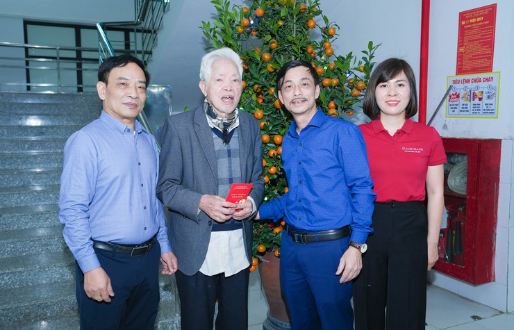 ĐOÀN THANH NIÊN NGÂN HÀNG AGRIBANK QUỐC OAI TỔ CHỨC CHƯƠNG TRÌNH "XUÂN YÊU THƯƠNG" TRAO QUÀ CHO BỆNH NHÂN ĐIỀU TRỊ NỘI TRÚ TẠI BỆNH VIỆN ĐA KHOA QUỐC OAI- Ảnh 6.