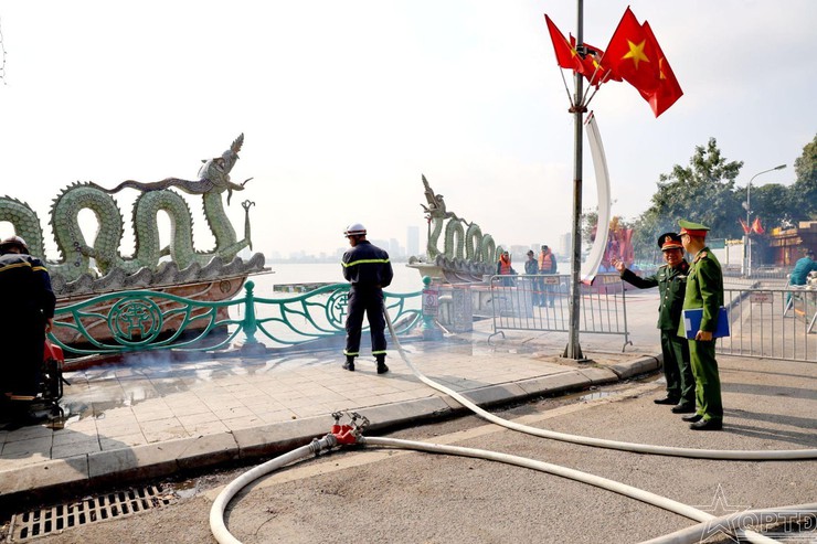 Lãnh đạo Bộ Tư lệnh Thủ đô kiểm tra, động viên lực lượng làm nhiệm vụ tại trận địa pháo hoa số 5, phường Tây Hồ- Ảnh 7.