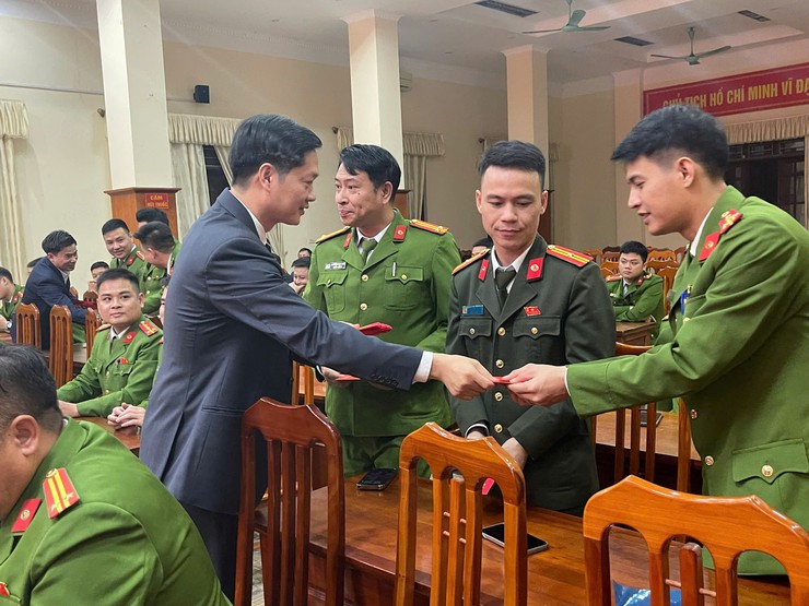 Lãnh đạo Đảng ủy, UBND xã Dương Hoà thăm, chúc Tết, tặng quà các đơn vị làm nhiệm vụ trực Tết- Ảnh 6.