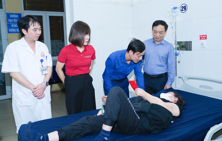 ĐOÀN THANH NIÊN NGÂN HÀNG AGRIBANK QUỐC OAI TỔ CHỨC CHƯƠNG TRÌNH "XUÂN YÊU THƯƠNG" TRAO QUÀ CHO BỆNH NHÂN ĐIỀU TRỊ NỘI TRÚ TẠI BỆNH VIỆN ĐA KHOA QUỐC OAI- Ảnh 7.