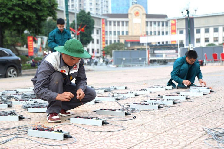 Lãnh đạo Bộ Tư lệnh Thủ đô kiểm tra, động viên lực lượng làm nhiệm vụ tại trận địa pháo hoa số 5, phường Tây Hồ- Ảnh 8.