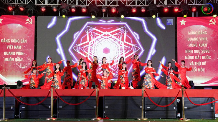 Rộn ràng Đêm giao thừa Xuân Bính Ngọ 2026: Sắc xuân thăng hoa – Pháo hoa rực sáng bầu trời Quốc Oai- Ảnh 8.