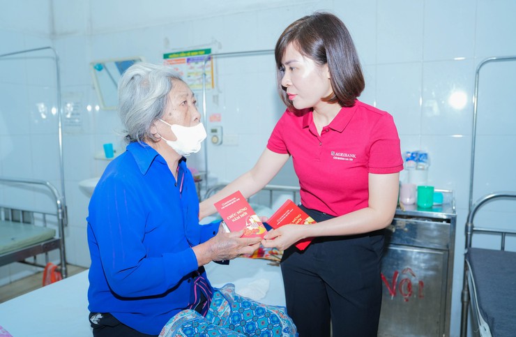 ĐOÀN THANH NIÊN NGÂN HÀNG AGRIBANK QUỐC OAI TỔ CHỨC CHƯƠNG TRÌNH "XUÂN YÊU THƯƠNG" TRAO QUÀ CHO BỆNH NHÂN ĐIỀU TRỊ NỘI TRÚ TẠI BỆNH VIỆN ĐA KHOA QUỐC OAI- Ảnh 8.