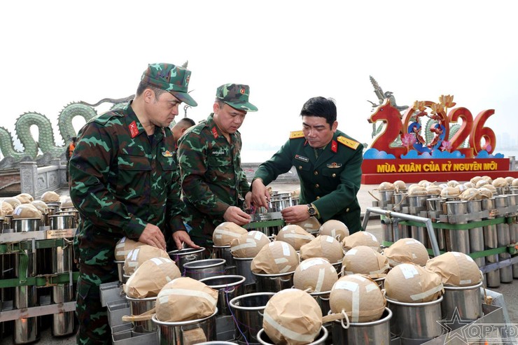 Lãnh đạo Bộ Tư lệnh Thủ đô kiểm tra, động viên lực lượng làm nhiệm vụ tại trận địa pháo hoa số 5, phường Tây Hồ- Ảnh 9.