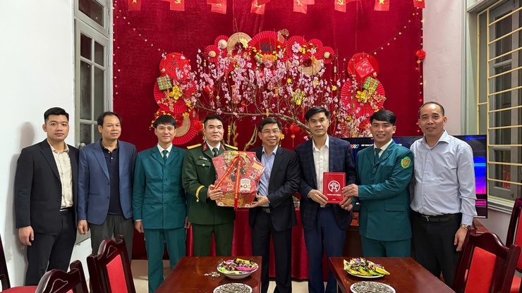 Lãnh đạo phường Xuân Phương thăm, chúc Tết các lực lượng làm nhiệm vụ đêm giao thừa- Ảnh 4.