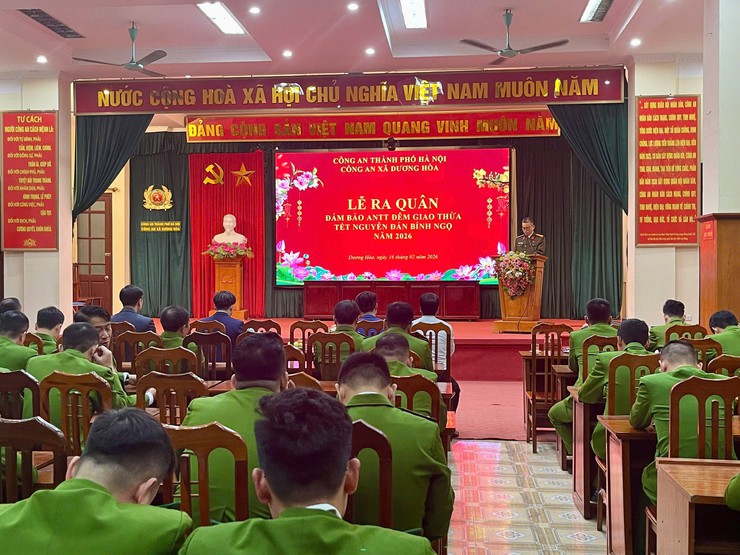 Lãnh đạo Đảng ủy, UBND xã Dương Hoà thăm, chúc Tết, tặng quà các đơn vị làm nhiệm vụ trực Tết- Ảnh 1.