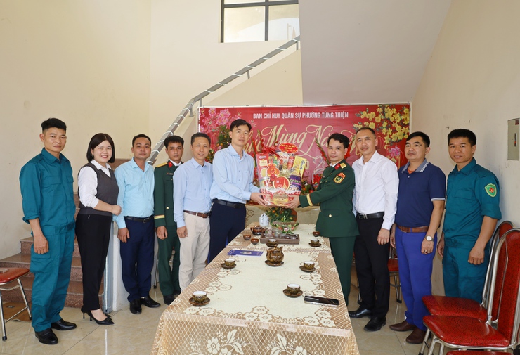 Lãnh đạo phường Tùng Thiện thăm, tặng quà các đơn vị trực tết - Ảnh 3.
