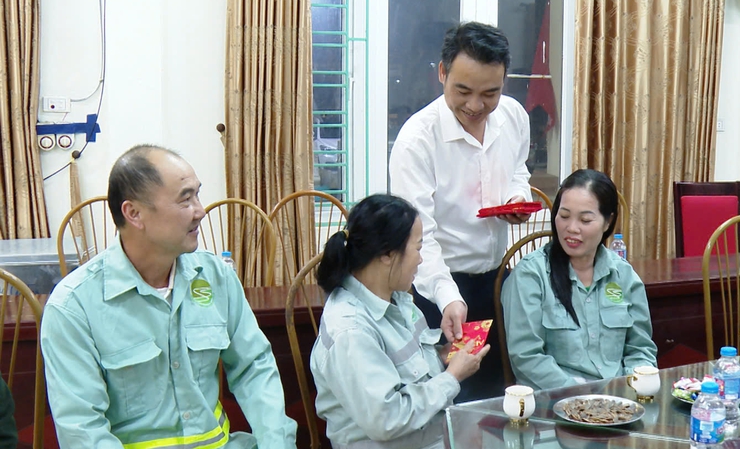 Ứng Hòa: Thăm hỏi và tặng quà công nhân vệ sinh môi trường làm việc xuyên đêm giao thừa tết Bính Ngọ 2026- Ảnh 2.