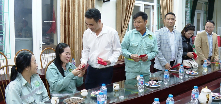 Ứng Hòa: Thăm hỏi và tặng quà công nhân vệ sinh môi trường làm việc xuyên đêm giao thừa tết Bính Ngọ 2026- Ảnh 3.