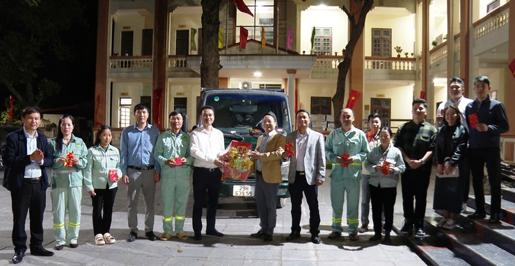 Ứng Hòa: Thăm hỏi và tặng quà công nhân vệ sinh môi trường làm việc xuyên đêm giao thừa tết Bính Ngọ 2026- Ảnh 1.