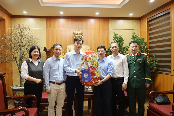 Lãnh đạo phường Tùng Thiện thăm, tặng quà các đơn vị trực tết - Ảnh 4.