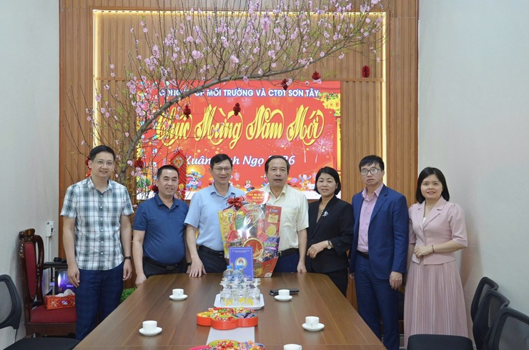 Lãnh đạo phường Tùng Thiện thăm, tặng quà các đơn vị trực tết - Ảnh 2.