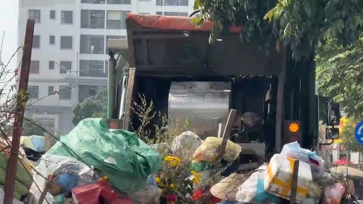 Bí thư Đảng ủy phường Xuân Phương kiểm tra công tác vệ sinh môi trường dịp Tết Nguyên đán 2026- Ảnh 3.