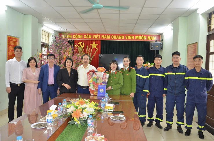 Lãnh đạo phường Tùng Thiện thăm, tặng quà các đơn vị trực tết - Ảnh 1.