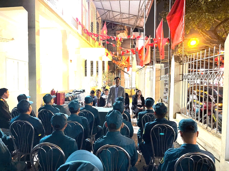 Lãnh đạo Đảng ủy- HĐND- UBND phường Phú Lương thăm và chúc tết Ban CHQS phường đêm giao thừa Bính Ngọ 2026- Ảnh 2.