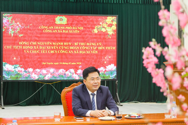 Lãnh đạo xã Đại Xuyên thăm, chúc Tết các đơn vị trực Tết Nguyên đán năm 2026 trên địa bàn xã- Ảnh 1.