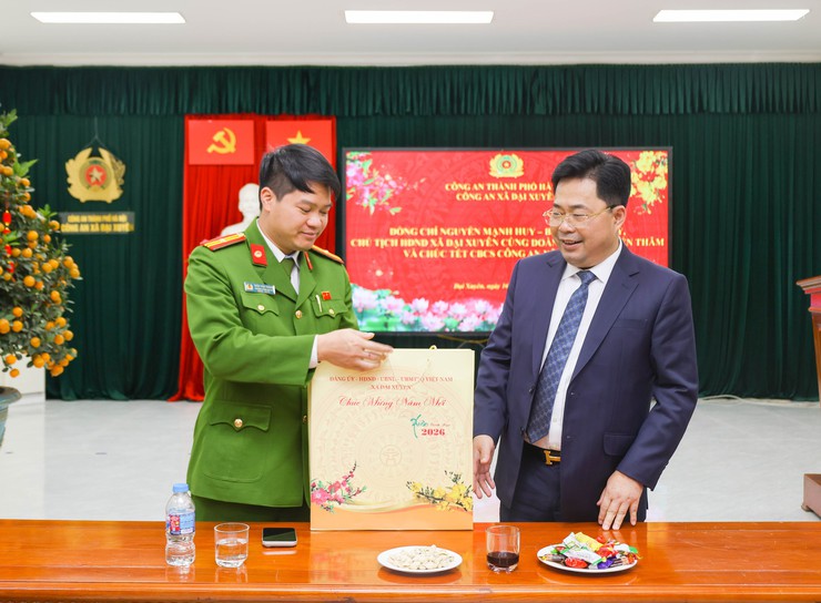 Lãnh đạo xã Đại Xuyên thăm, chúc Tết các đơn vị trực Tết Nguyên đán năm 2026 trên địa bàn xã- Ảnh 4.