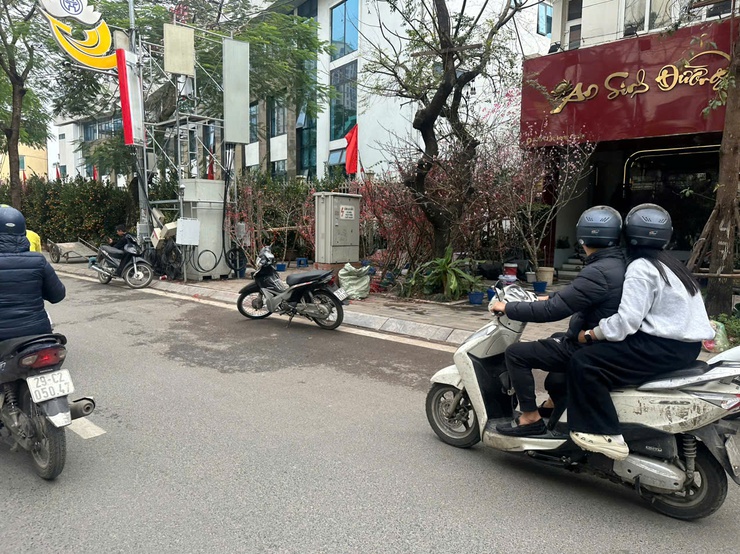 Ngày 16/2, Hà Nội ngày cuối năm trời nắng; gần sáng và ngày mùng 01 Tết có mưa Xuân. Sáng và đêm trời lạnh.- Ảnh 1.