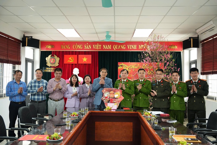 Các đồng chí lãnh đạo xã Thường Tín thăm, chúc Tết các đơn vị làm nhiệm vụ trực Tết Nguyên đán- Ảnh 1.