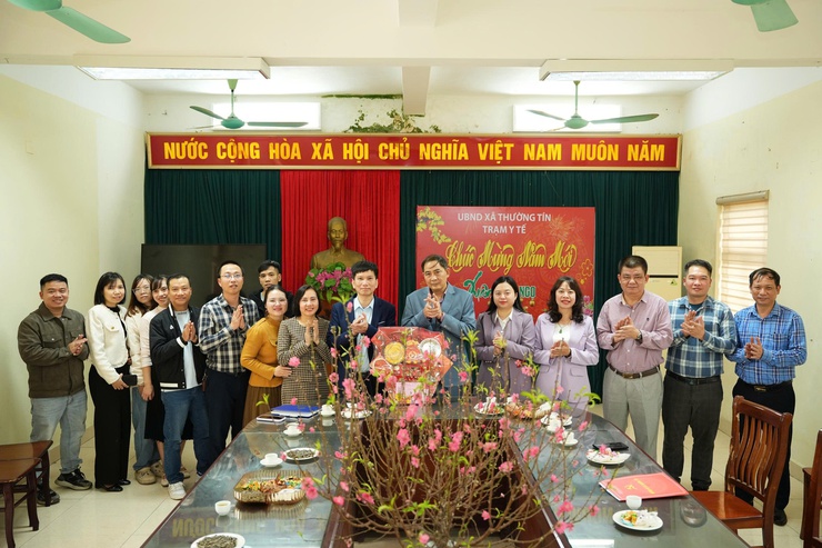 Các đồng chí lãnh đạo xã Thường Tín thăm, chúc Tết các đơn vị làm nhiệm vụ trực Tết Nguyên đán- Ảnh 4.