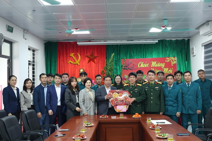 Các đồng chí lãnh đạo xã Thường Tín thăm, chúc Tết các đơn vị làm nhiệm vụ trực Tết Nguyên đán- Ảnh 8.
