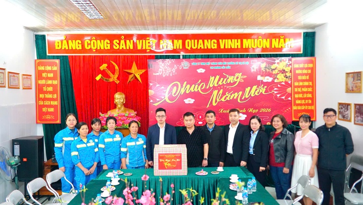 Đoàn công tác phường thăm, động viên lực lượng trực Tết và trao quà chúc Tết các đơn vị trên địa bàn- Ảnh 7.