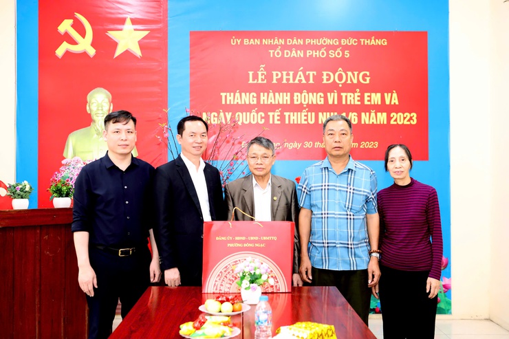 ĐỒNG CHÍ NGUYỄN VĂN HÁCH: PHÓ BÍ THƯ ĐẢNG ỦY, CHỦ TỊCH UBND PHƯỜNG THĂM, CHÚC TẾT VÀ TẶNG QUÀ NHÂN DÂN VÀ CÁN BỘ CÁC TDP: SỐ 2, SỐ 3, SỐ 4, SỐ 5 VÀ SỐ 6 NHÂN DỊP TẾT NGUYÊN ĐÁN BÍNH NGỌ NĂM 2026.- Ảnh 1.