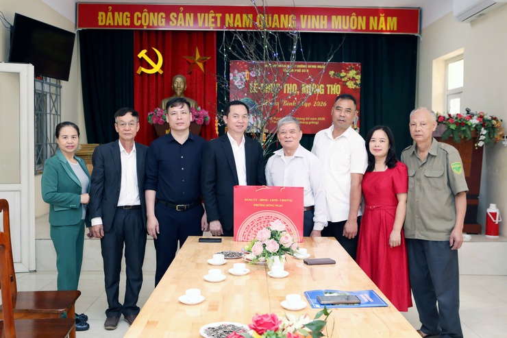 ĐỒNG CHÍ NGUYỄN VĂN HÁCH: PHÓ BÍ THƯ ĐẢNG ỦY, CHỦ TỊCH UBND PHƯỜNG THĂM, CHÚC TẾT VÀ TẶNG QUÀ NHÂN DÂN VÀ CÁN BỘ CÁC TDP: SỐ 2, SỐ 3, SỐ 4, SỐ 5 VÀ SỐ 6 NHÂN DỊP TẾT NGUYÊN ĐÁN BÍNH NGỌ NĂM 2026.- Ảnh 2.