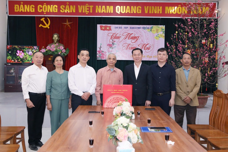 ĐỒNG CHÍ NGUYỄN VĂN HÁCH: PHÓ BÍ THƯ ĐẢNG ỦY, CHỦ TỊCH UBND PHƯỜNG THĂM, CHÚC TẾT VÀ TẶNG QUÀ NHÂN DÂN VÀ CÁN BỘ CÁC TDP: SỐ 2, SỐ 3, SỐ 4, SỐ 5 VÀ SỐ 6 NHÂN DỊP TẾT NGUYÊN ĐÁN BÍNH NGỌ NĂM 2026.- Ảnh 3.