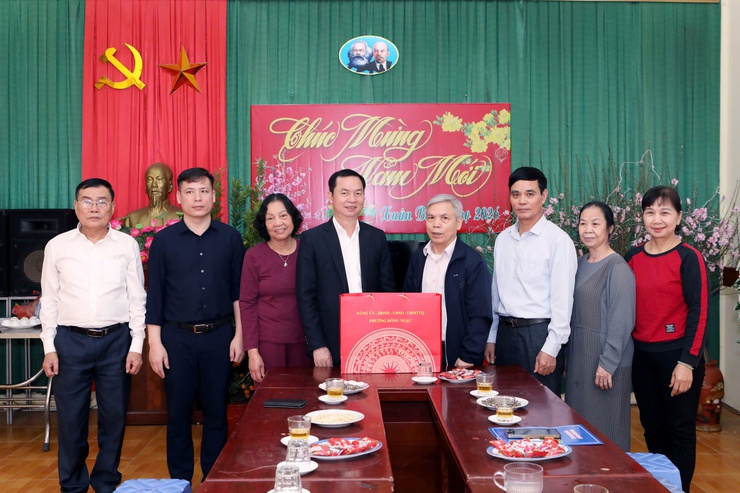 ĐỒNG CHÍ NGUYỄN VĂN HÁCH: PHÓ BÍ THƯ ĐẢNG ỦY, CHỦ TỊCH UBND PHƯỜNG THĂM, CHÚC TẾT VÀ TẶNG QUÀ NHÂN DÂN VÀ CÁN BỘ CÁC TDP: SỐ 2, SỐ 3, SỐ 4, SỐ 5 VÀ SỐ 6 NHÂN DỊP TẾT NGUYÊN ĐÁN BÍNH NGỌ NĂM 2026.- Ảnh 4.