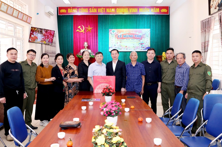 ĐỒNG CHÍ NGUYỄN VĂN HÁCH: PHÓ BÍ THƯ ĐẢNG ỦY, CHỦ TỊCH UBND PHƯỜNG THĂM, CHÚC TẾT VÀ TẶNG QUÀ NHÂN DÂN VÀ CÁN BỘ CÁC TDP: SỐ 2, SỐ 3, SỐ 4, SỐ 5 VÀ SỐ 6 NHÂN DỊP TẾT NGUYÊN ĐÁN BÍNH NGỌ NĂM 2026.- Ảnh 5.