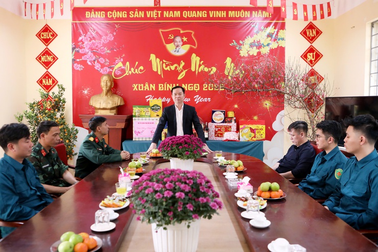 ĐỒNG CHÍ NGUYỄN VĂN HÁCH: PHÓ BÍ THƯ ĐẢNG ỦY, CHỦ TỊCH UBND PHƯỜNG THĂM, CHÚC TẾT VÀ TẶNG QUÀ NHÂN DÂN VÀ CÁN BỘ CÁC TDP: SỐ 2, SỐ 3, SỐ 4, SỐ 5 VÀ SỐ 6 NHÂN DỊP TẾT NGUYÊN ĐÁN BÍNH NGỌ NĂM 2026.- Ảnh 7.