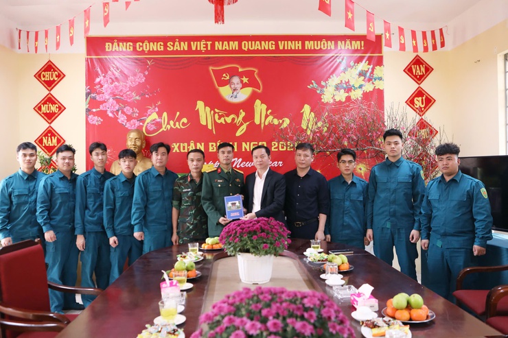 ĐỒNG CHÍ NGUYỄN VĂN HÁCH: PHÓ BÍ THƯ ĐẢNG ỦY, CHỦ TỊCH UBND PHƯỜNG THĂM, CHÚC TẾT VÀ TẶNG QUÀ NHÂN DÂN VÀ CÁN BỘ CÁC TDP: SỐ 2, SỐ 3, SỐ 4, SỐ 5 VÀ SỐ 6 NHÂN DỊP TẾT NGUYÊN ĐÁN BÍNH NGỌ NĂM 2026.- Ảnh 8.