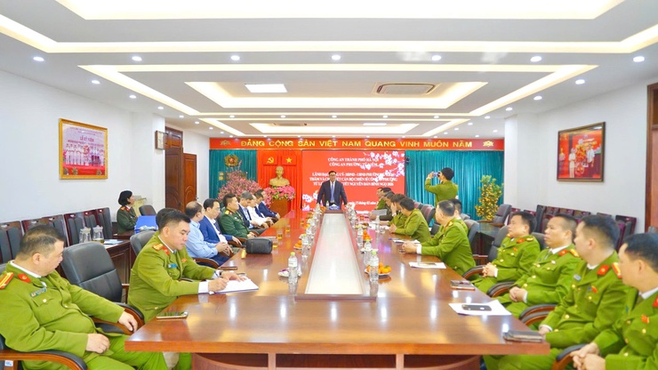 Đoàn công tác phường thăm, động viên lực lượng trực Tết và trao quà chúc Tết các đơn vị trên địa bàn- Ảnh 1.