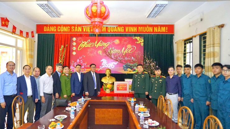 Đoàn công tác phường thăm, động viên lực lượng trực Tết và trao quà chúc Tết các đơn vị trên địa bàn- Ảnh 2.