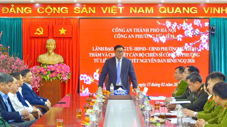 Đoàn công tác phường thăm, động viên lực lượng trực Tết và trao quà chúc Tết các đơn vị trên địa bàn- Ảnh 3.