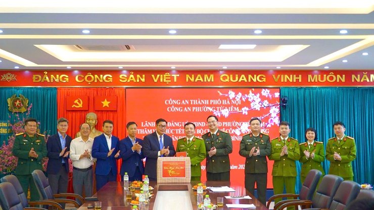 Đoàn công tác phường thăm, động viên lực lượng trực Tết và trao quà chúc Tết các đơn vị trên địa bàn- Ảnh 4.