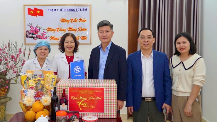 Đoàn công tác phường thăm, động viên lực lượng trực Tết và trao quà chúc Tết các đơn vị trên địa bàn- Ảnh 5.