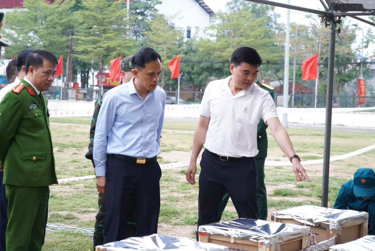 Lãnh đạo phường Chương Mỹ kiểm tra công tác chuẩn bị tại trận địa bắn pháo hoa số 22 tại sân vận động trung tâm phường- Ảnh 1.