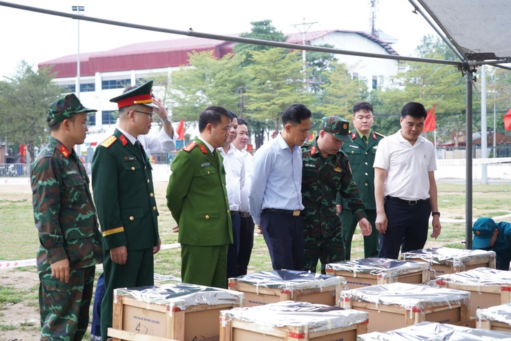 Lãnh đạo phường Chương Mỹ kiểm tra công tác chuẩn bị tại trận địa bắn pháo hoa số 22 tại sân vận động trung tâm phường- Ảnh 2.