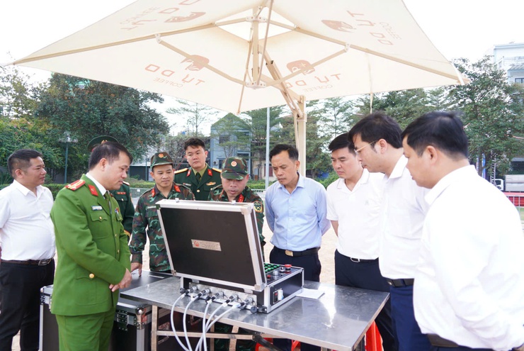 Lãnh đạo phường Chương Mỹ kiểm tra công tác chuẩn bị tại trận địa bắn pháo hoa số 22 tại sân vận động trung tâm phường- Ảnh 3.