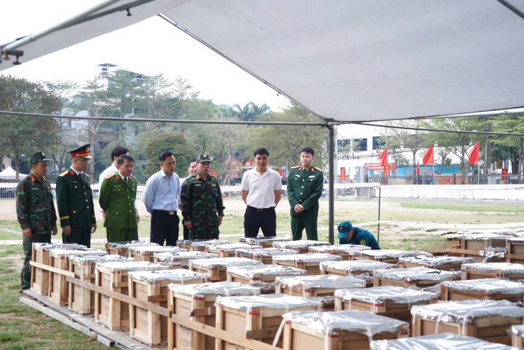 Lãnh đạo phường Chương Mỹ kiểm tra công tác chuẩn bị tại trận địa bắn pháo hoa số 22 tại sân vận động trung tâm phường- Ảnh 4.
