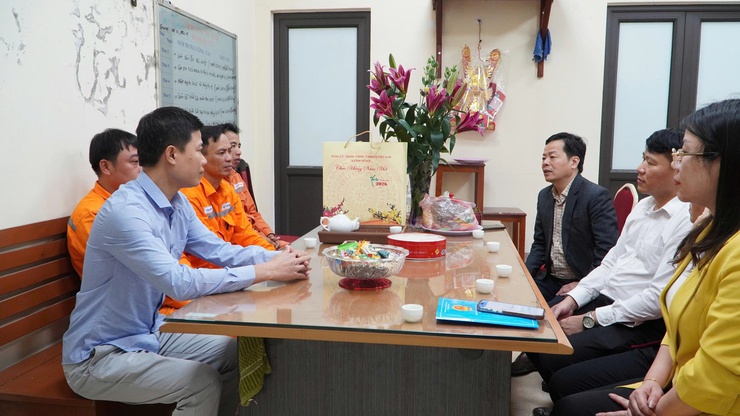 Lãnh đạo xã Đại Xuyên thăm, chúc Tết các đơn vị trực Tết Nguyên đán năm 2026 trên địa bàn xã- Ảnh 3.