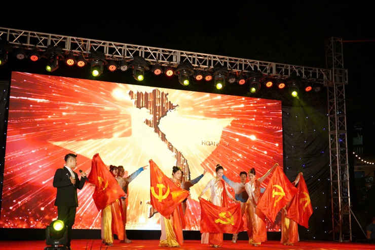 Phường Chương Mỹ tổ chức Chương trình nghệ thuật "Xuân dâng Đảng - Xuân đất nước"
- Ảnh 2.