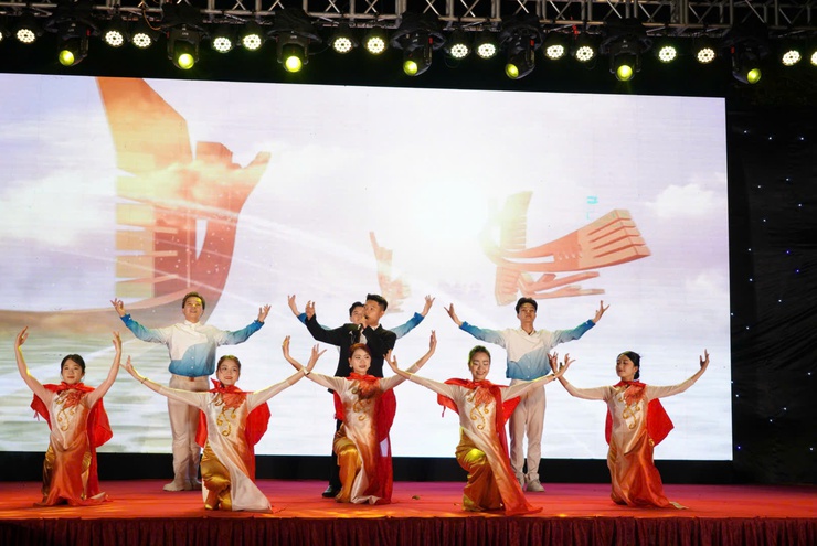 Phường Chương Mỹ tổ chức Chương trình nghệ thuật "Xuân dâng Đảng - Xuân đất nước"
- Ảnh 4.