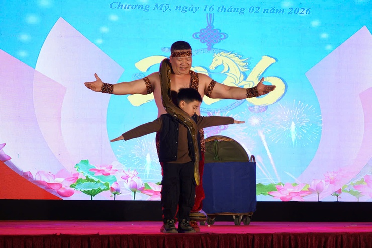 Phường Chương Mỹ tổ chức Chương trình nghệ thuật "Xuân dâng Đảng - Xuân đất nước"
- Ảnh 6.