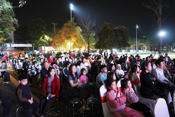 Phường Chương Mỹ tổ chức Chương trình nghệ thuật "Xuân dâng Đảng - Xuân đất nước"
- Ảnh 7.